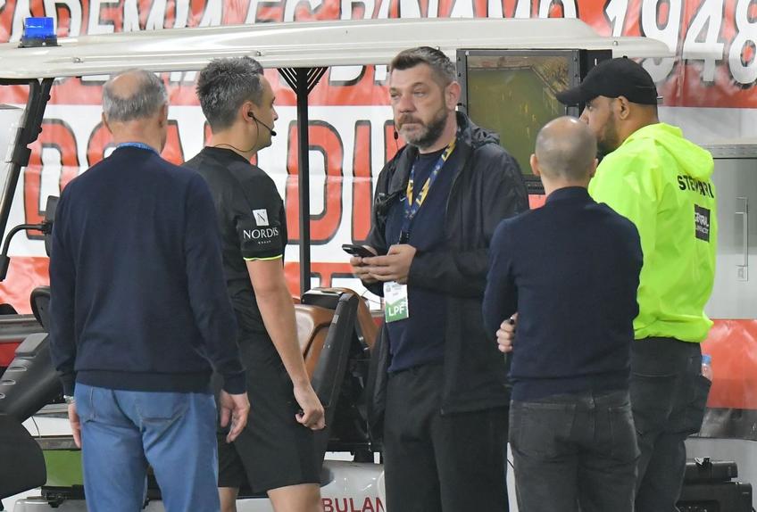 „Câinii” au scăpat victoria printre degete, după ce arbitrul Horațiu Feșnic (34 de ani) a acordat un penalty la ultima fază a meciului, transformat de Grozav, după ce VAR a analizase faza mai bine de 8 minute.