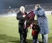 Dan Petrescu pupă steagul Rapidului, la prezentarea pe Giulești