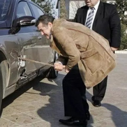 Gigi Becali își repară Maybach-ul cu ranga