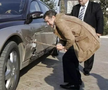 Gigi Becali își repară Maybach-ul cu ranga