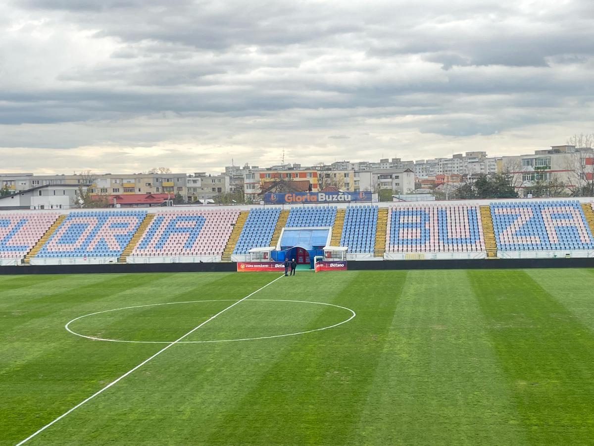 Așa se prezintă starea gazonului, cu 2 ore și jumătate înainte de Metalul Buzau - Rapid. Foto: GSP