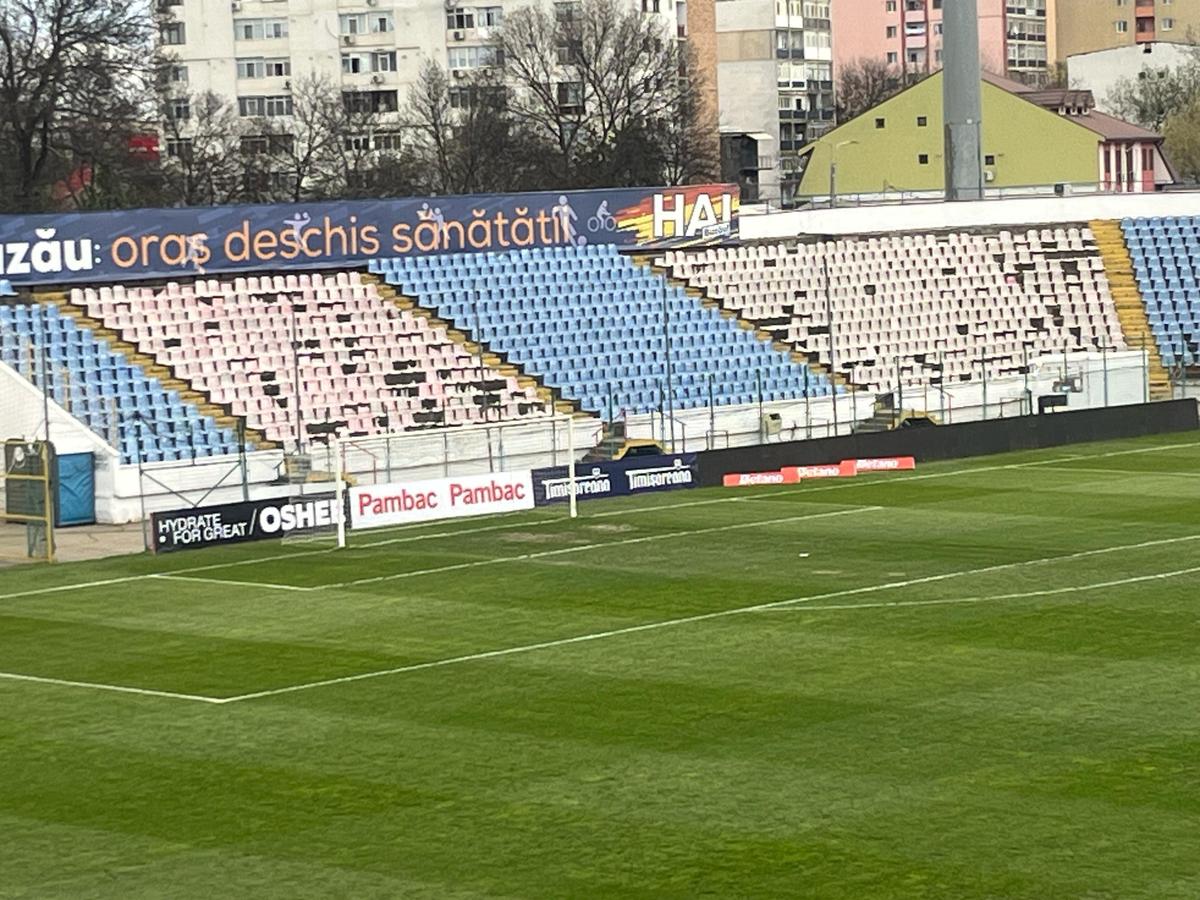 Așa se prezintă starea gazonului, cu 2 ore și jumătate înainte de Metalul Buzau - Rapid. Foto: GSP