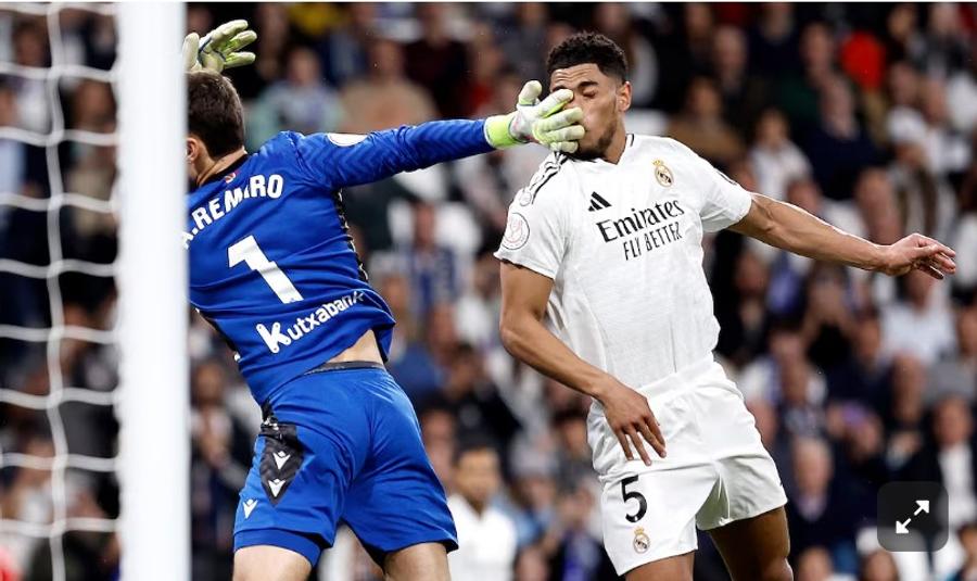 Momentul în care Jude Bellingham este lovit în apropierea porții de Alex Remiro / Foto: Captură TV Un nou scandal de arbitraj, în epicul 4-4 » Real Madrid și Sociedad acuză 3 erori grave ale lui Alberola Rojas
