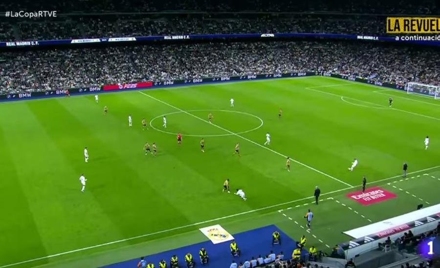 Poziția mult afară din joc în care s-a aflat Kylian Mbappe la pasa către Vinicius Junior / Foto: Captură TV Un nou scandal de arbitraj, în epicul 4-4 » Real Madrid și Sociedad acuză 3 erori grave ale lui Alberola Rojas