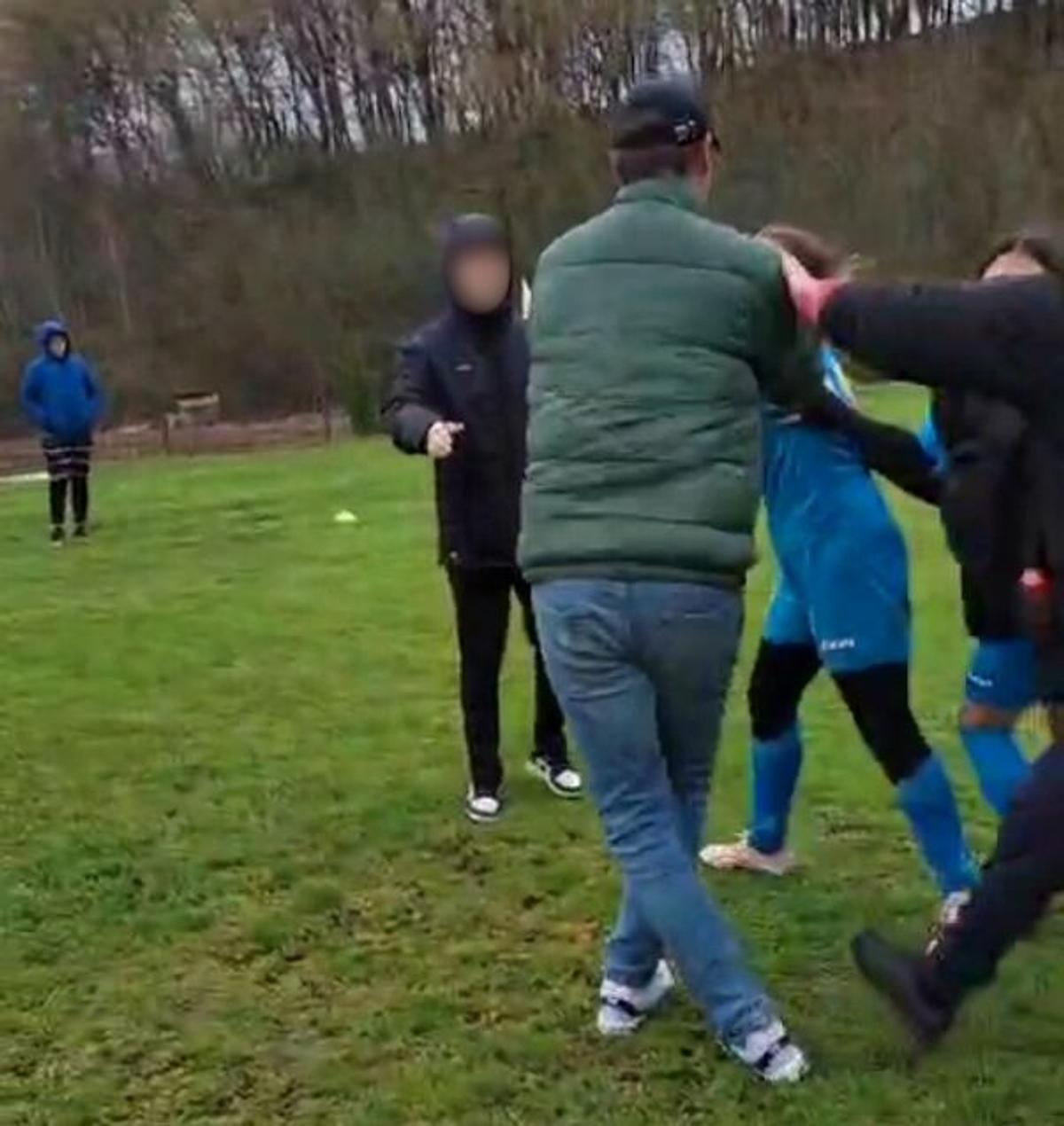 Fotbalistă de 14 ani lovită de mama unui jucător