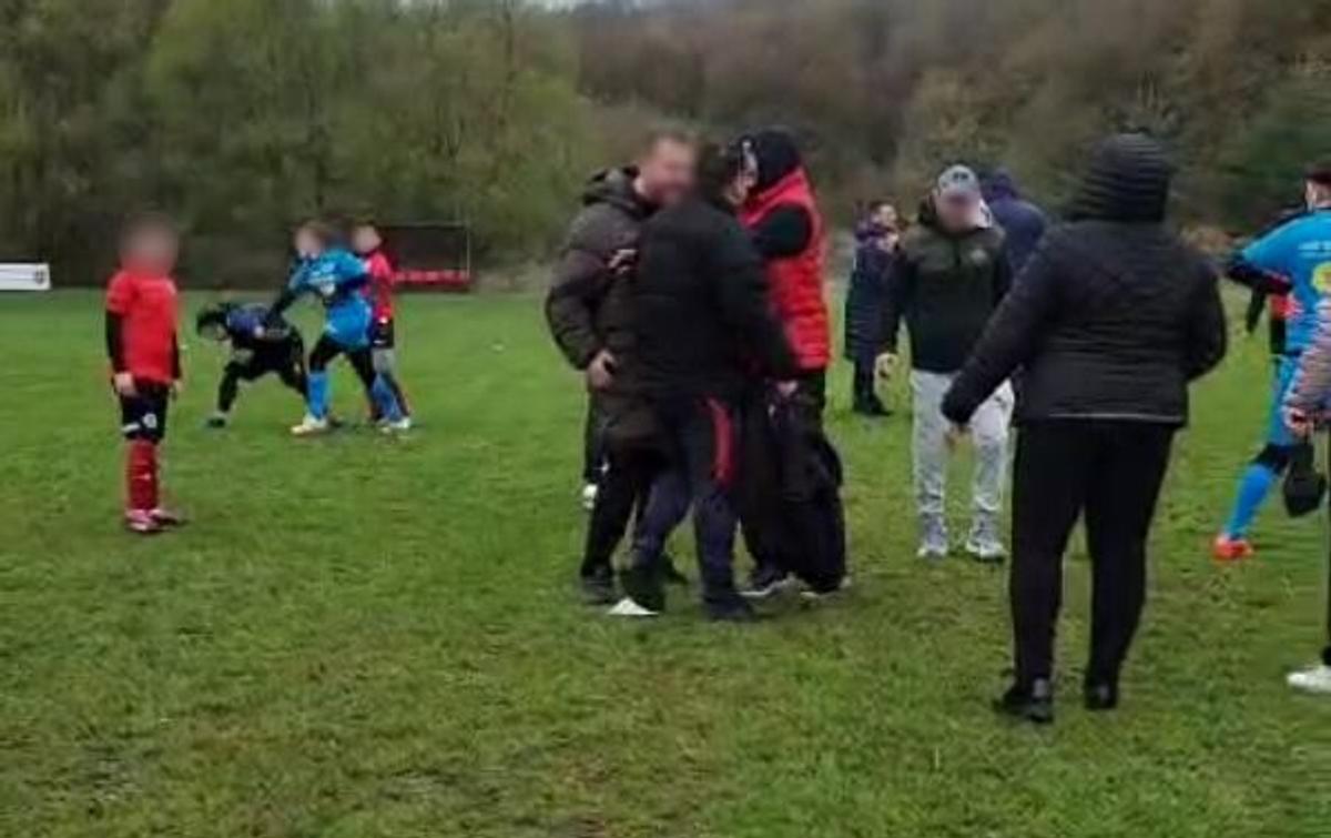 Fotbalistă de 14 ani lovită de mama unui jucător