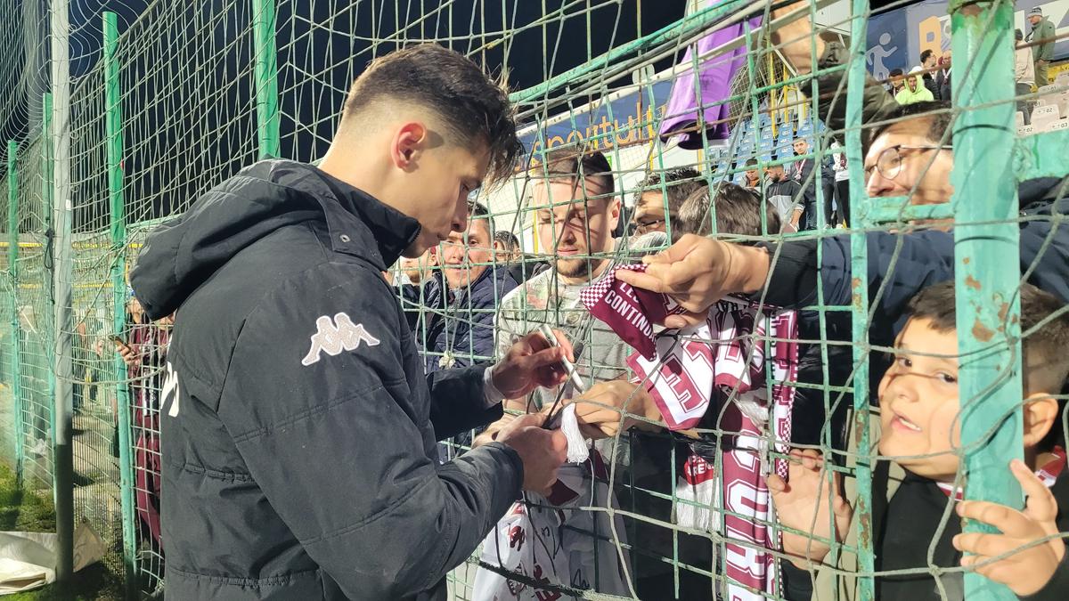 Ce nu s-a văzut la TV în Metalul Buzău - Rapid » Ce fotbalist a dat autografe în timpului meciului și scandarea fanilor giuleșteni din final