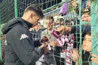 Ce nu s-a văzut la TV în Metalul Buzău - Rapid » Ce fotbalist a dat autografe în timpului meciului și scandarea fanilor giuleșteni din final
