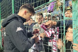 Ce nu s-a văzut la TV în Metalul Buzău - Rapid » Ce fotbalist a dat autografe în timpului meciului și scandarea fanilor giuleșteni din final