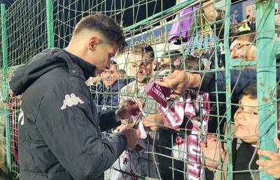 Ce nu s-a văzut la TV în Metalul Buzău - Rapid » Ce fotbalist a dat autografe în timpului meciului și scandarea fanilor giuleșteni din final