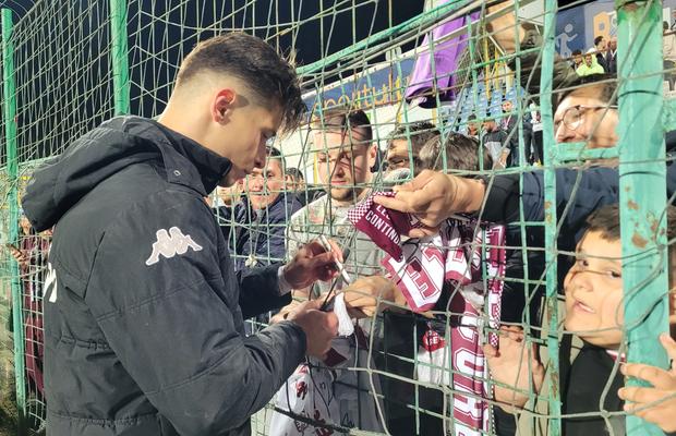Ce nu s-a văzut la TV în Metalul Buzău - Rapid » Ce fotbalist a dat autografe în timpului meciului și scandarea fanilor giuleșteni din final