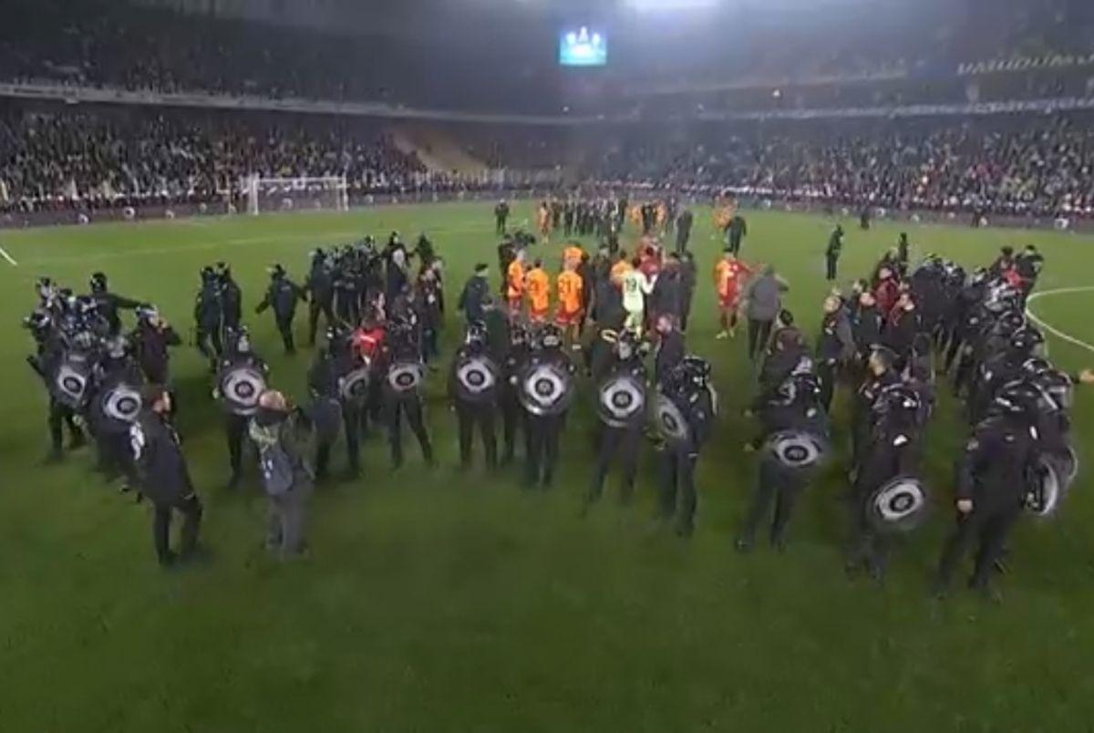 Fenerbache - Galatasaray, derby cu scandal în Turcia