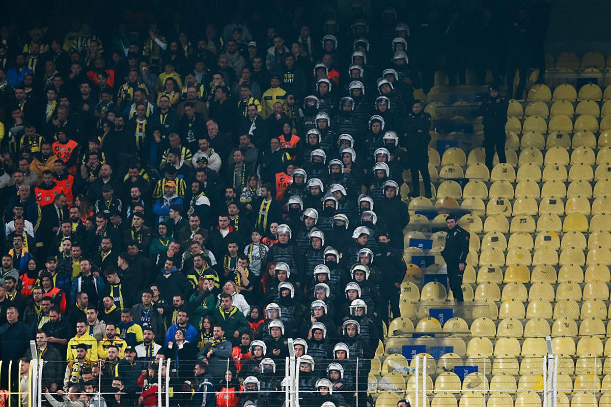 Teroare la Fenerbahce - Galatasaray » 3 „roșii” în prelungiri, Mourinho l-a lovit pe Buruk, mii de jandarmi au intervenit în forță! Scene de război