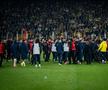 Teroare la Fenerbahce - Galatasaray » 3 „roșii” în prelungiri, Mourinho l-a lovit pe Buruk, mii de jandarmi au intervenit în forță! Scene de război