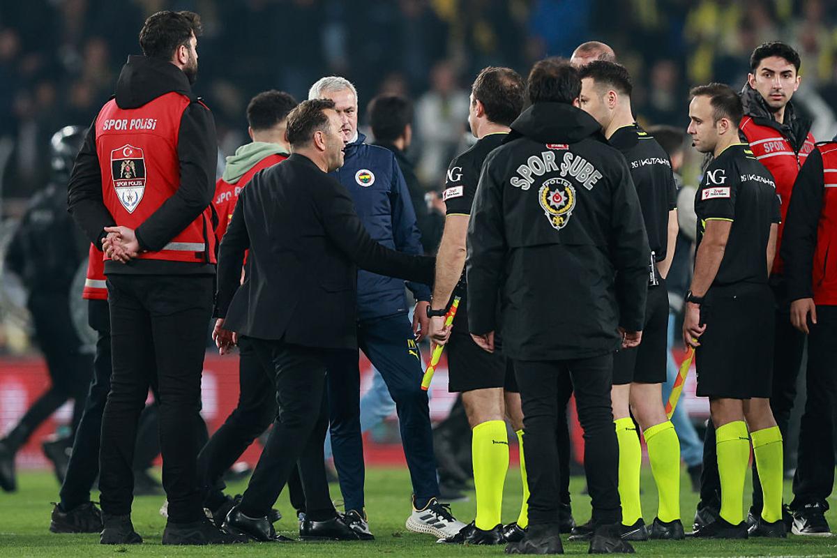 Teroare la Fenerbahce - Galatasaray » 3 „roșii” în prelungiri, Mourinho l-a lovit pe Buruk, mii de jandarmi au intervenit în forță! Scene de război