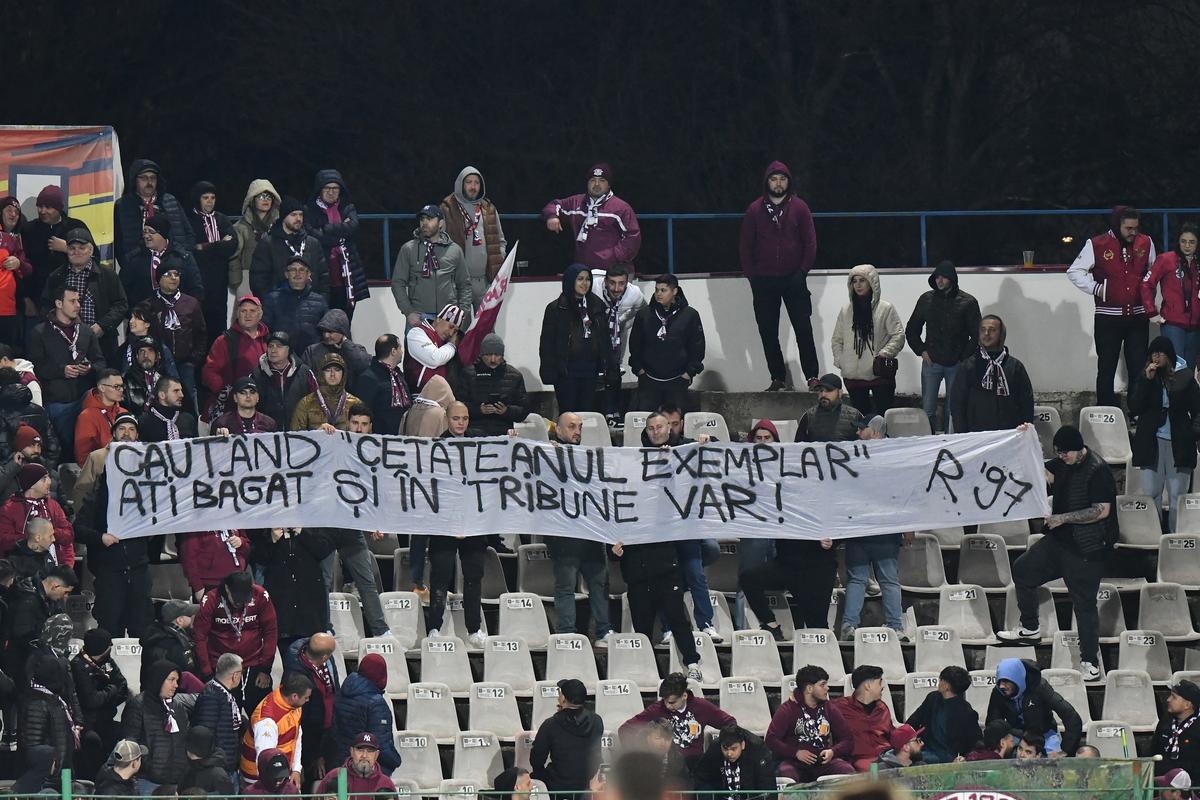 „Te iubesc, vino să te pup!” » Viral! Conferința lui Șumudică, întreruptă: „Ca și cum vine Moș Crăciun”