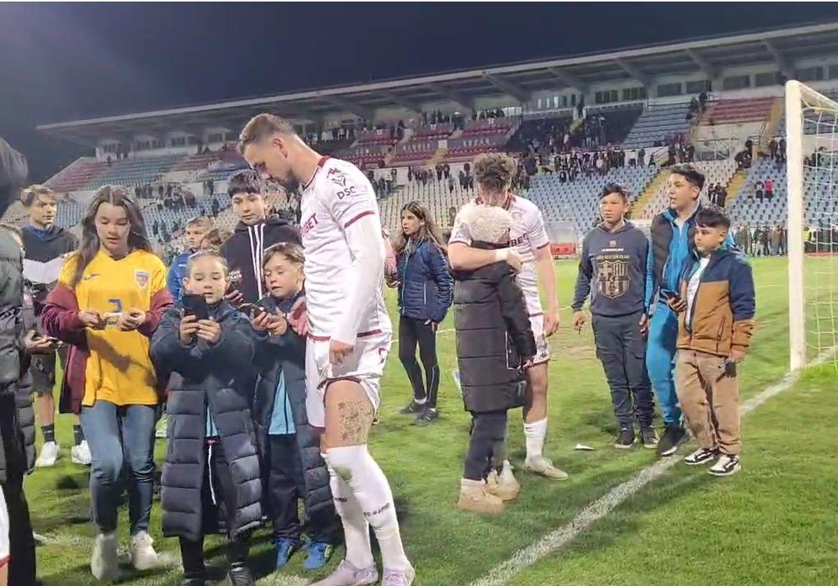 „Te iubesc, vino să te pup!” » Viral! Conferința lui Șumudică, întreruptă: „Ca și cum vine Moș Crăciun”