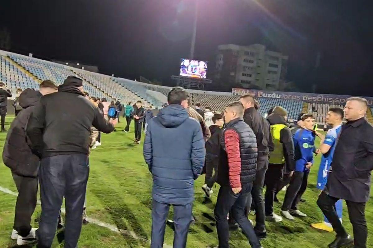 Ce nu s-a văzut la TV în Metalul Buzău - Rapid » Ce fotbalist a dat autografe în timpului meciului și scandarea fanilor giuleșteni din final