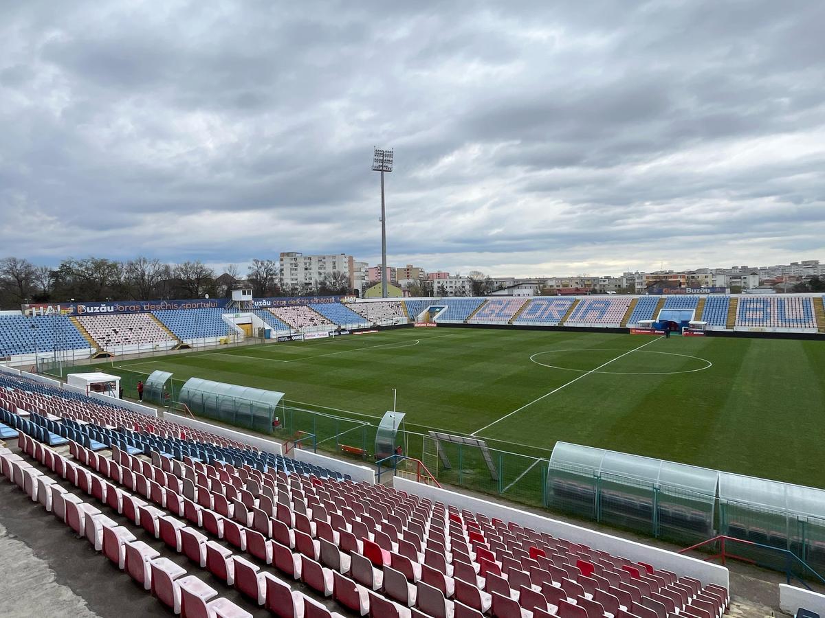 Așa se prezintă starea gazonului, cu 2 ore și jumătate înainte de Metalul Buzau - Rapid. Foto: GSP