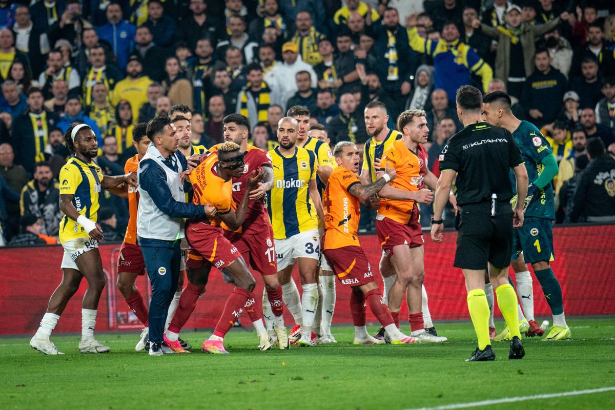 Teroare la Fenerbahce - Galatasaray » 3 „roșii” în prelungiri, Mourinho l-a lovit pe Buruk, mii de jandarmi au intervenit în forță! Scene de război