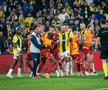 Teroare la Fenerbahce - Galatasaray » 3 „roșii” în prelungiri, Mourinho l-a lovit pe Buruk, mii de jandarmi au intervenit în forță! Scene de război