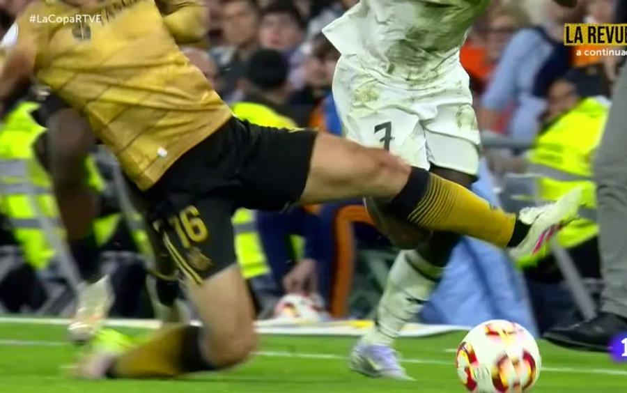 Faultul comis de la Jon Olasagasti în marginea terenului, la centru asupra lui Vinicius Junior / Foto: Captură TV Un nou scandal de arbitraj, în epicul 4-4 » Real Madrid și Sociedad acuză 3 erori grave ale lui Alberola Rojas