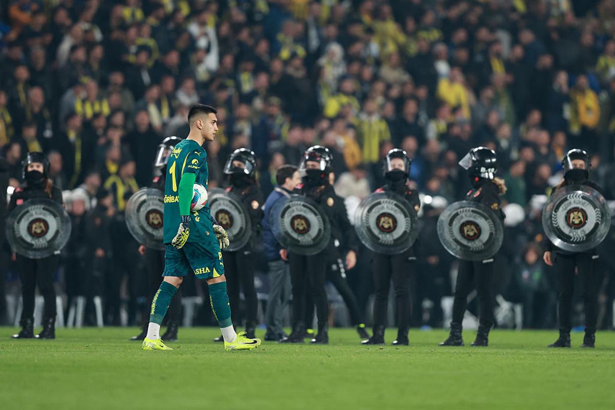 Teroare la Fenerbahce - Galatasaray » 3 „roșii” în prelungiri, Mourinho l-a lovit pe Buruk, mii de jandarmi au intervenit în forță! Scene de război