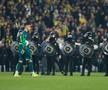 Teroare la Fenerbahce - Galatasaray » 3 „roșii” în prelungiri, Mourinho l-a lovit pe Buruk, mii de jandarmi au intervenit în forță! Scene de război