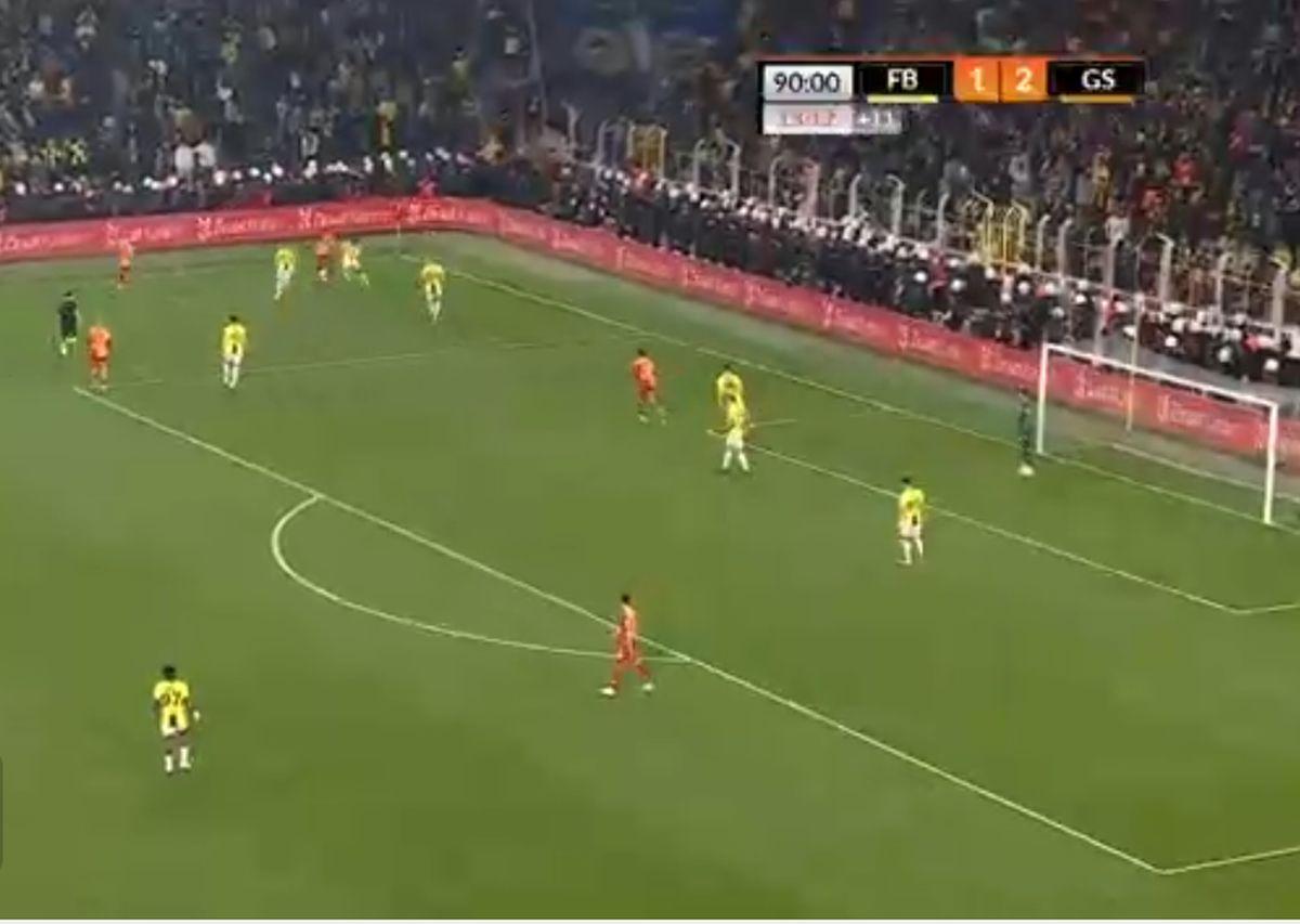 Teroare la Fenerbahce - Galatasaray » 3 „roșii” în prelungiri, Mourinho l-a lovit pe Buruk, mii de jandarmi au intervenit în forță! Scene de război