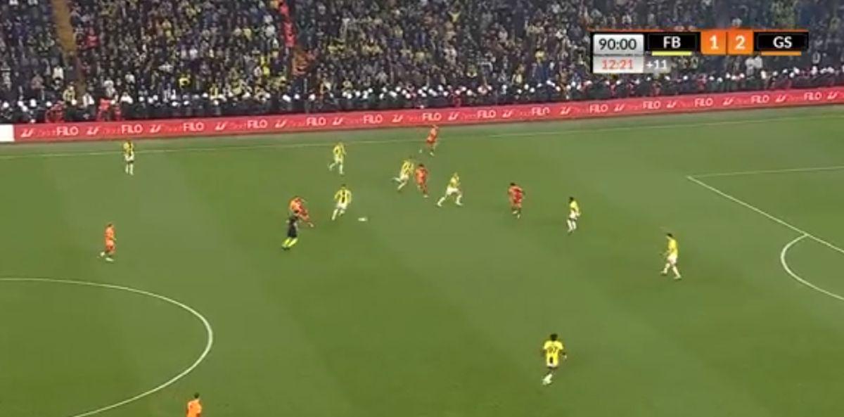 Teroare la Fenerbahce - Galatasaray » 3 „roșii” în prelungiri, Mourinho l-a lovit pe Buruk, mii de jandarmi au intervenit în forță! Scene de război