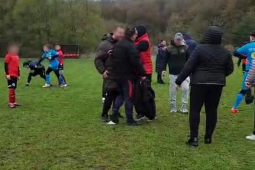 Jucătoare bătută de mama unui adversar chiar pe teren / foto: Sportul Sălăjan.ro