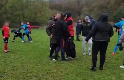 Scene șocante la un meci de fotbal din România » O jucătoare în vârstă de 14 ani, bătută de mama unui adversar chiar pe teren