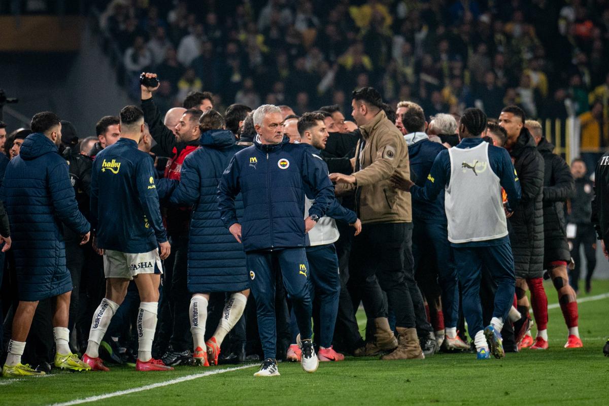 Teroare la Fenerbahce - Galatasaray » 3 „roșii” în prelungiri, Mourinho l-a lovit pe Buruk, mii de jandarmi au intervenit în forță! Scene de război