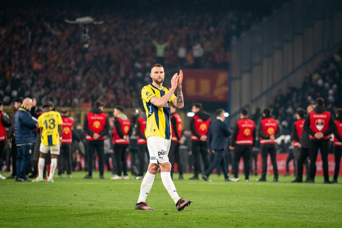 Teroare la Fenerbahce - Galatasaray » 3 „roșii” în prelungiri, Mourinho l-a lovit pe Buruk, mii de jandarmi au intervenit în forță! Scene de război