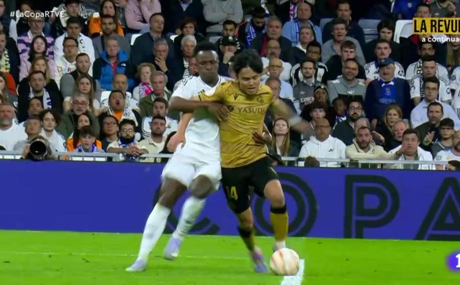 Duelul pe linia de 16 metri a careului blanco dintre Take Kubo și Vinicius Junior / Foto: Captură TV Un nou scandal de arbitraj, în epicul 4-4 » Real Madrid și Sociedad acuză 3 erori grave ale lui Alberola Rojas
