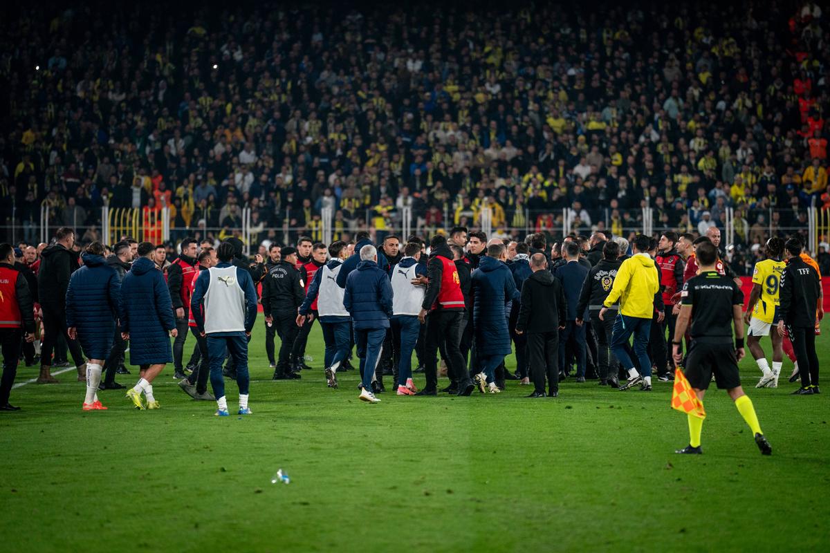 Teroare la Fenerbahce - Galatasaray » 3 „roșii” în prelungiri, Mourinho l-a lovit pe Buruk, mii de jandarmi au intervenit în forță! Scene de război