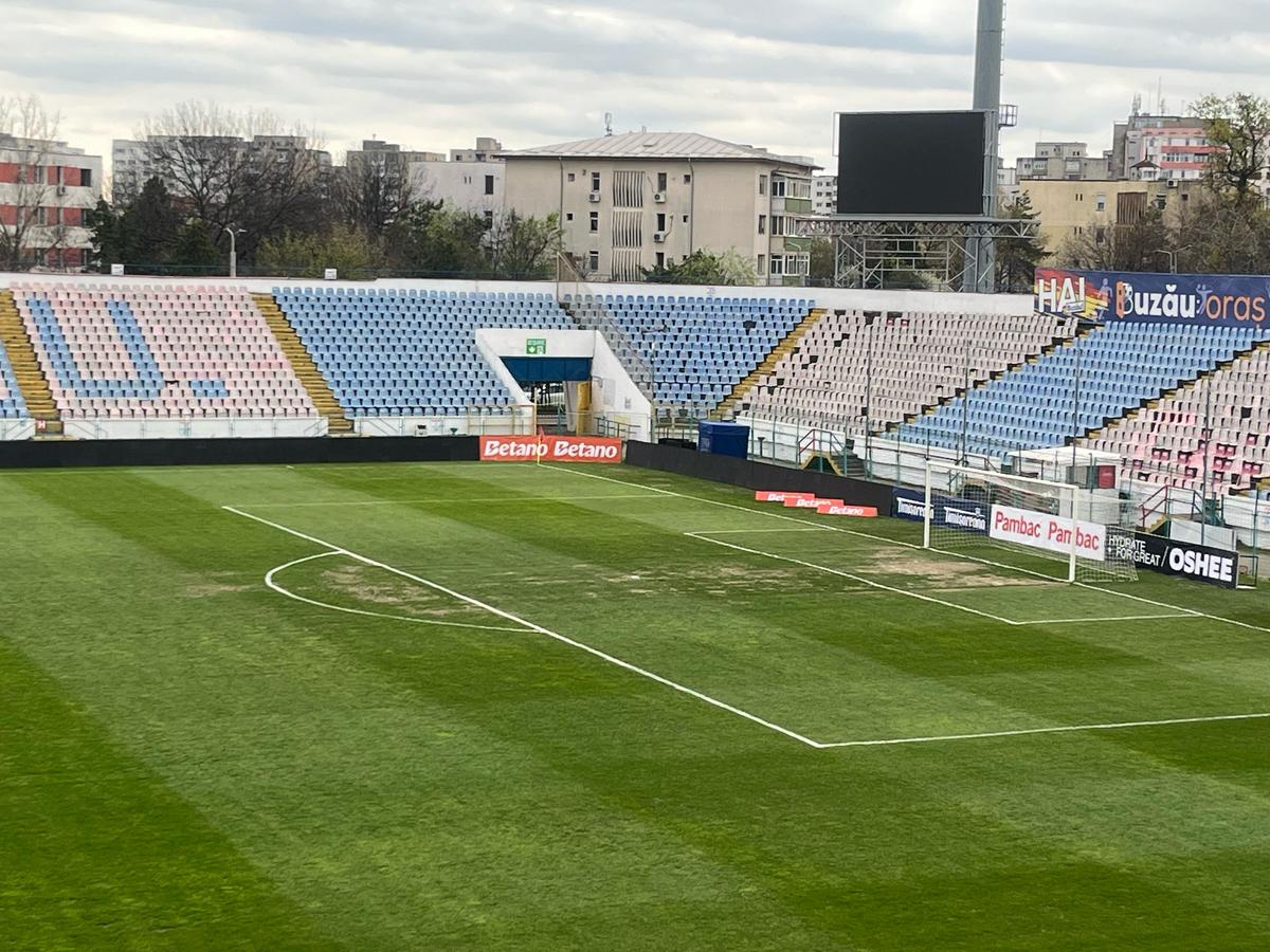 Așa se prezintă starea gazonului, cu 2 ore și jumătate înainte de Metalul Buzau - Rapid. Foto: GSP