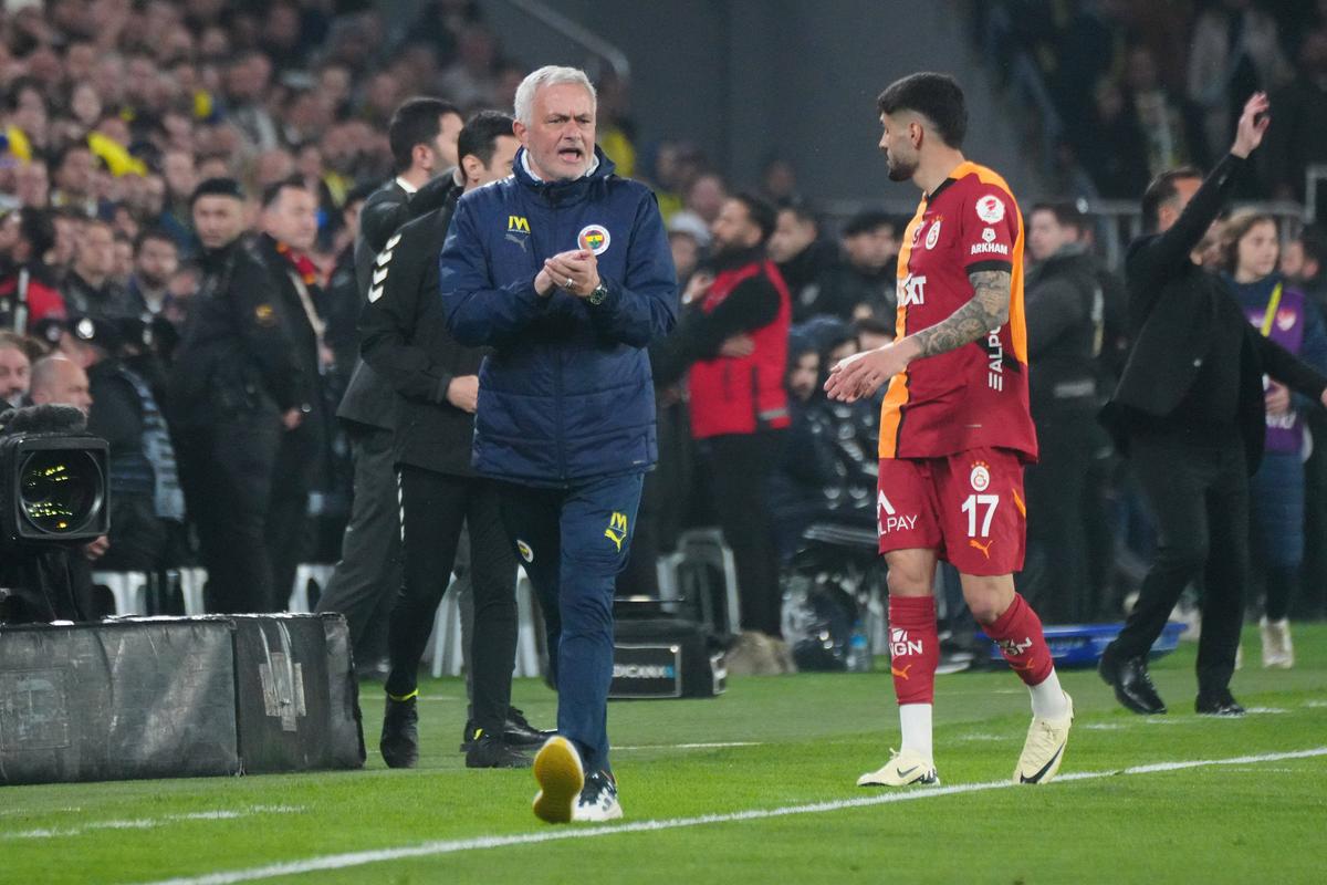 Teroare la Fenerbahce - Galatasaray » 3 „roșii” în prelungiri, Mourinho l-a lovit pe Buruk, mii de jandarmi au intervenit în forță! Scene de război