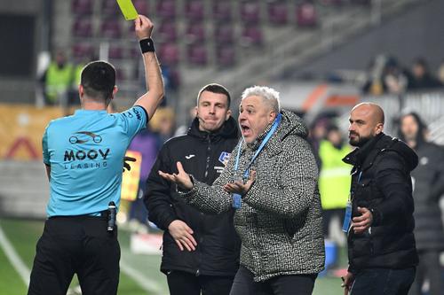 Robert Avram, cartonaș galben pentru Marius Șumudică, în Rapid - Slobozia // FOTO: Imago Images