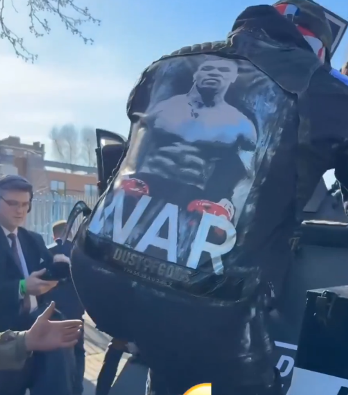 Derek Chisora a venit cu tancul la conferință