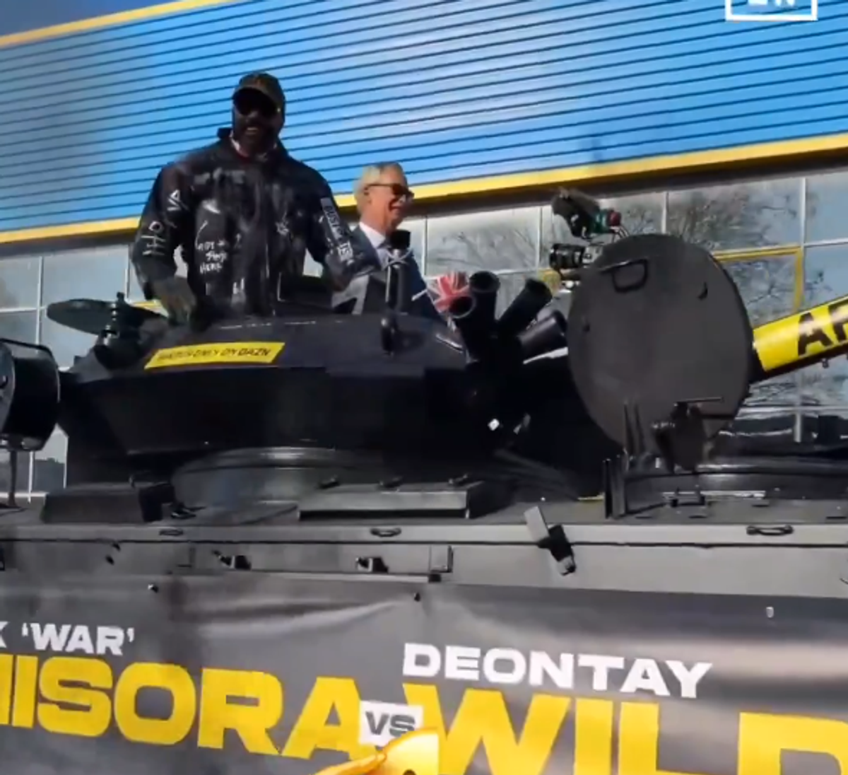 Derek Chisora a venit cu tancul la conferință