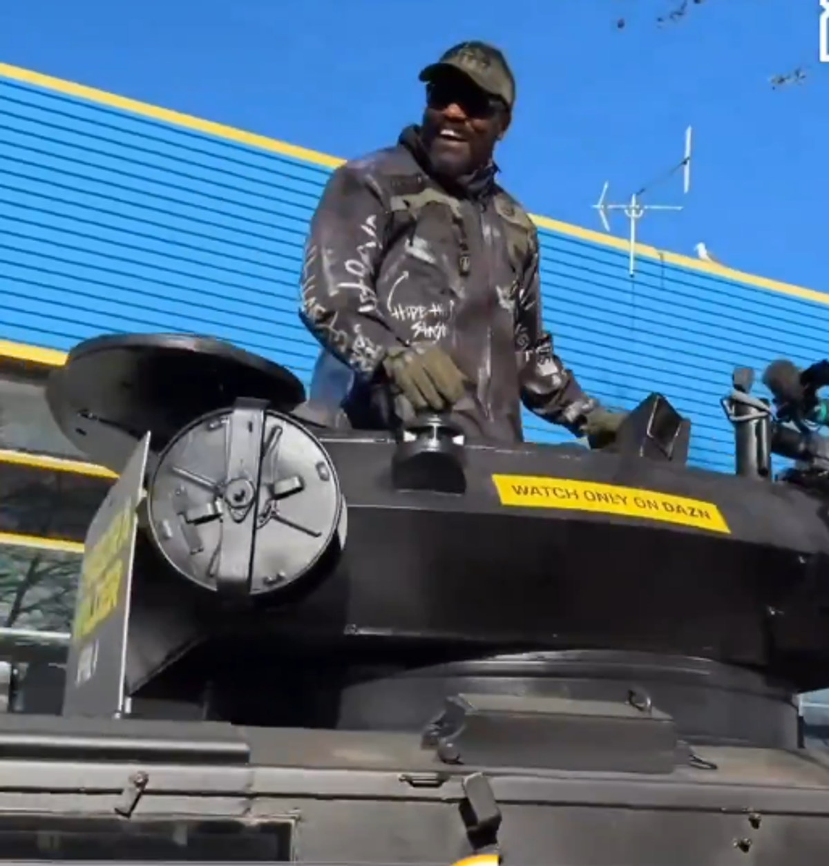 Derek Chisora a venit cu tancul la conferință