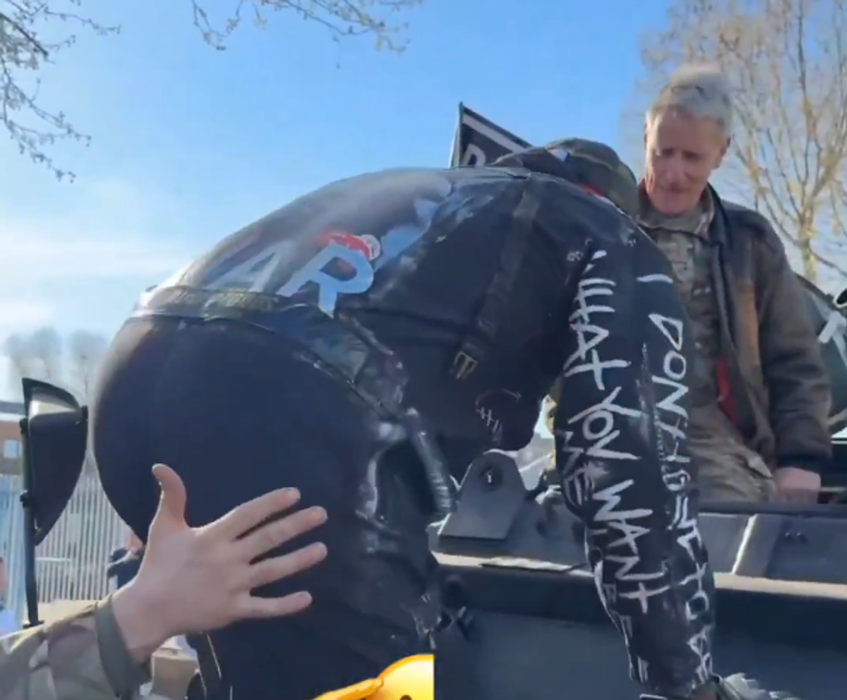 Derek Chisora a venit cu tancul la conferință