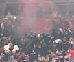 Au folosit curele, torțe și pumni » Haos în interiorul arenei