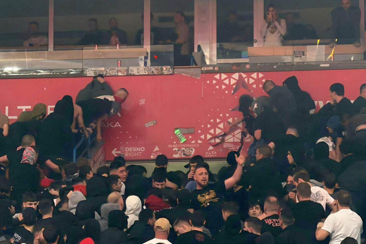 Au folosit curele, torțe și pumni » Haos în interiorul arenei