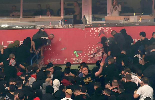 Au folosit curele, torțe și pumni » Haos în interiorul arenei