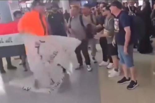 Suporterii irakieni au fost bruscați pe aeroportul din Dallas / Sursă foto: Captură X