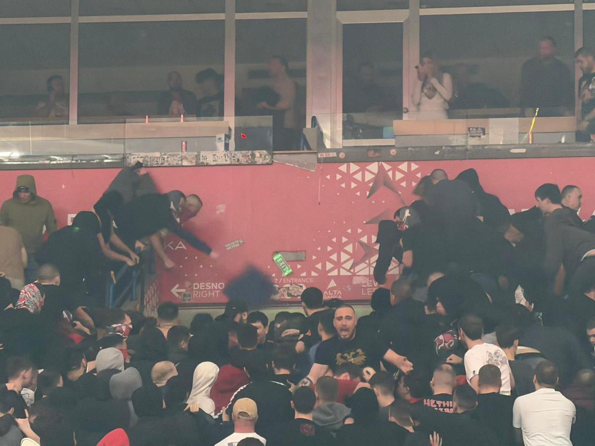 Au folosit curele, torțe și pumni » Haos în interiorul arenei