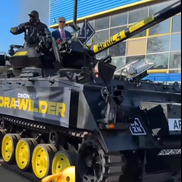 Derek Chisora a venit cu tancul la conferință // Captură DAZN