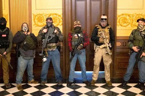 Camera Legislativă a statului american Michigan a fost luată cu asalt, după ce guvernatoarea democrată a decis să prelungească perioada de izolare cu 28 de zile.